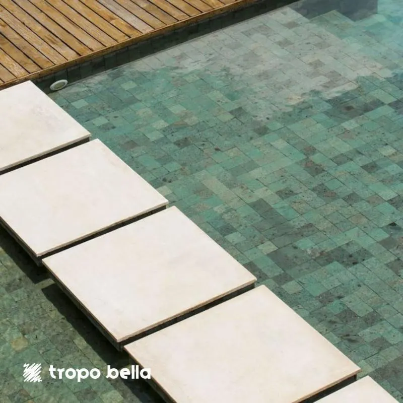 Pedra Hijau em piscinas de resort: elegância e conforto