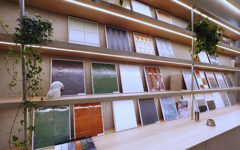 Decortiles na Cersaie 2025: cocriações com Carol Gay chegam ao Brasil