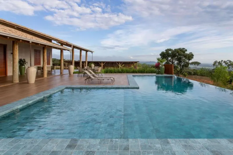 Piscinas de alto padrão: revestimentos Decortiles para espaços exclusivos