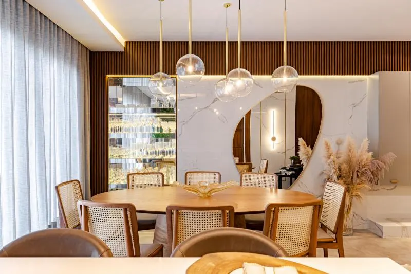 Sala de jantar sofisticada com porcelanato Calacatta Decortiles