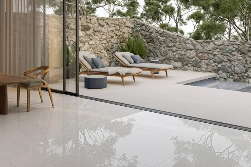 Quiet luxury na Decortiles: porcelanatos neutros na Tropobella